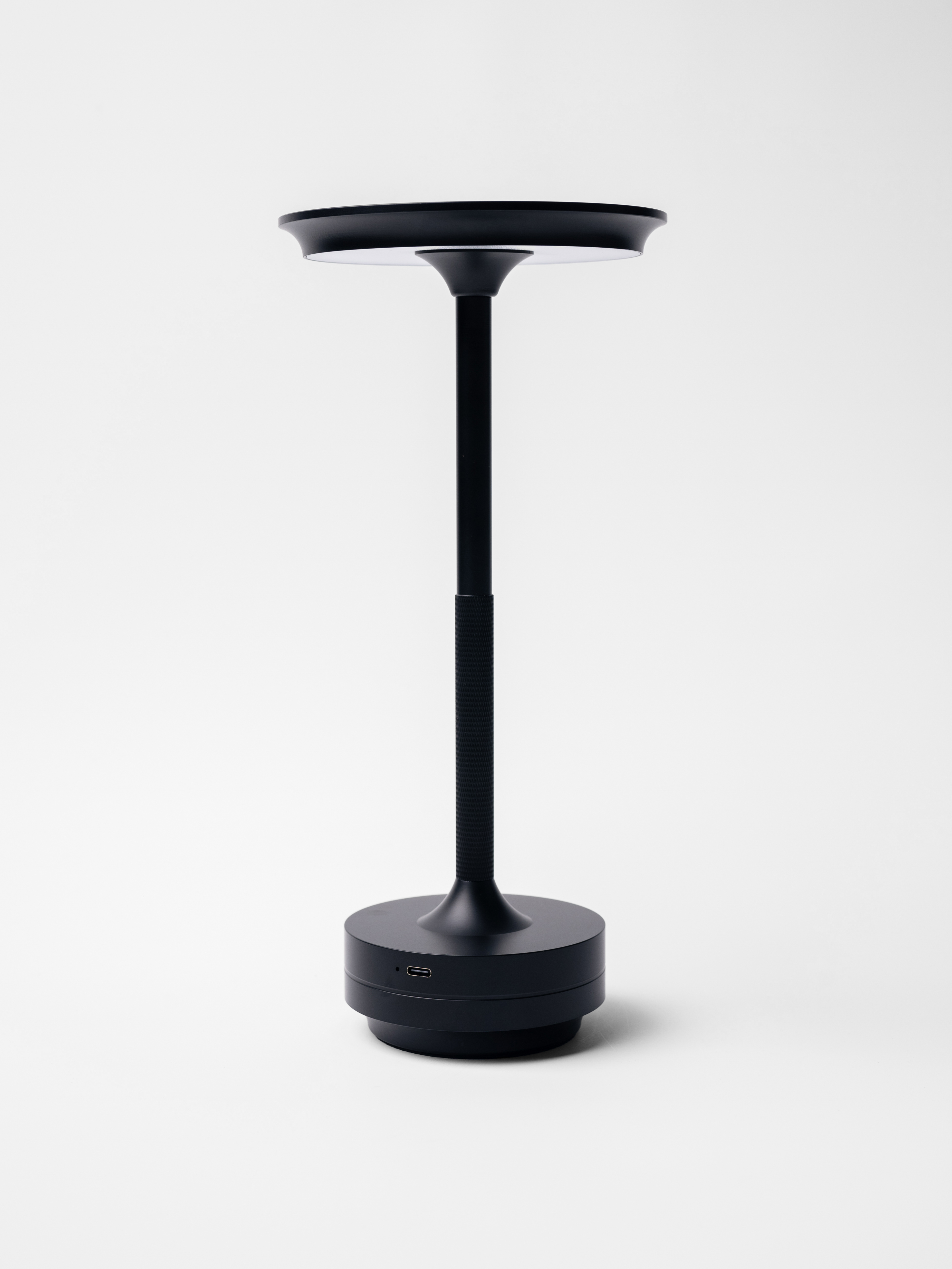 Лампа настольная d=13 см. h=27,5 см. 3 цвета, сенсорная регулировка яркости, алюм., черная LED HIGH-TECH MGline /1/20/ АКЦИЯ